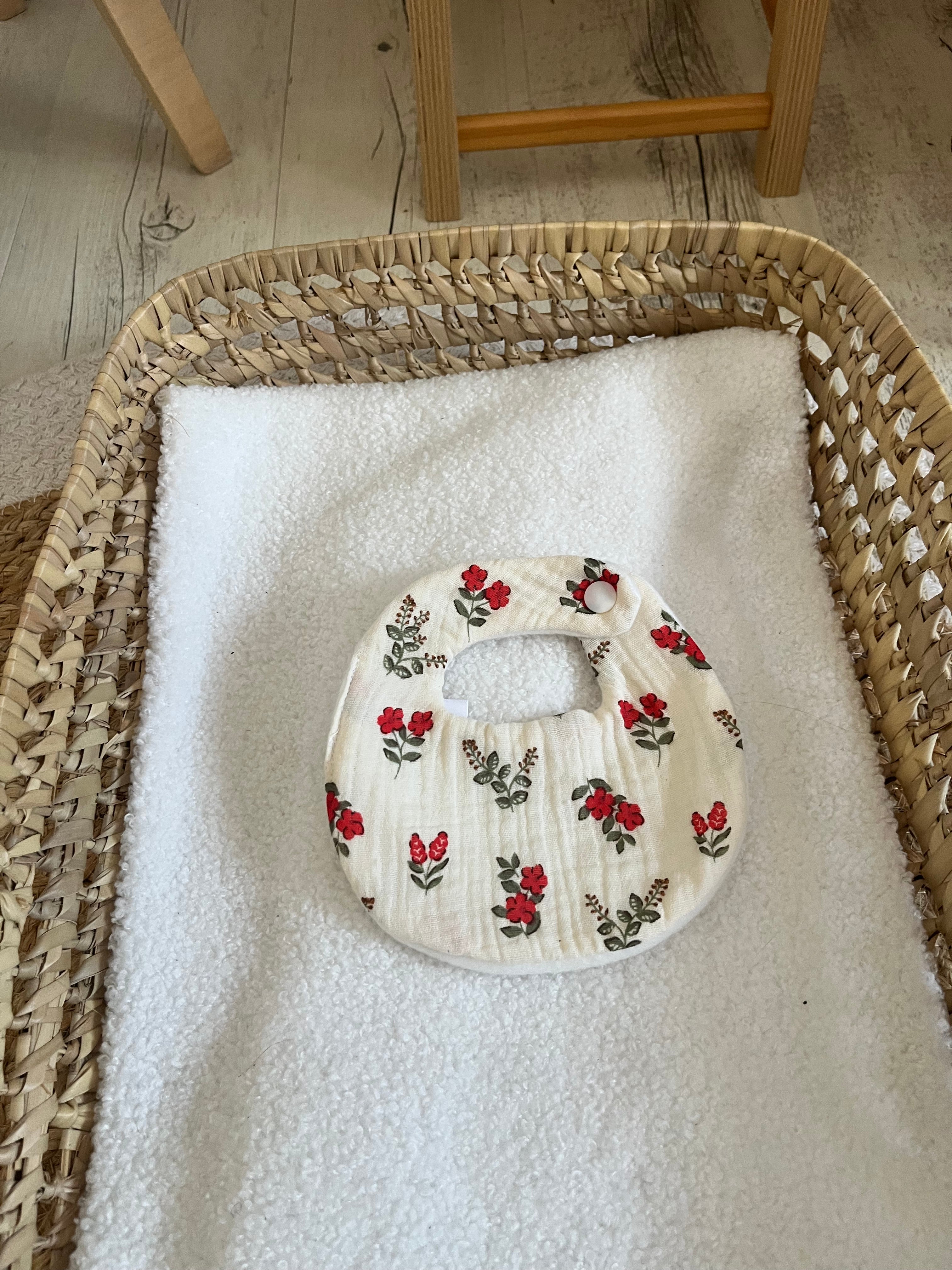 Bavoir poupée beige à fleurs