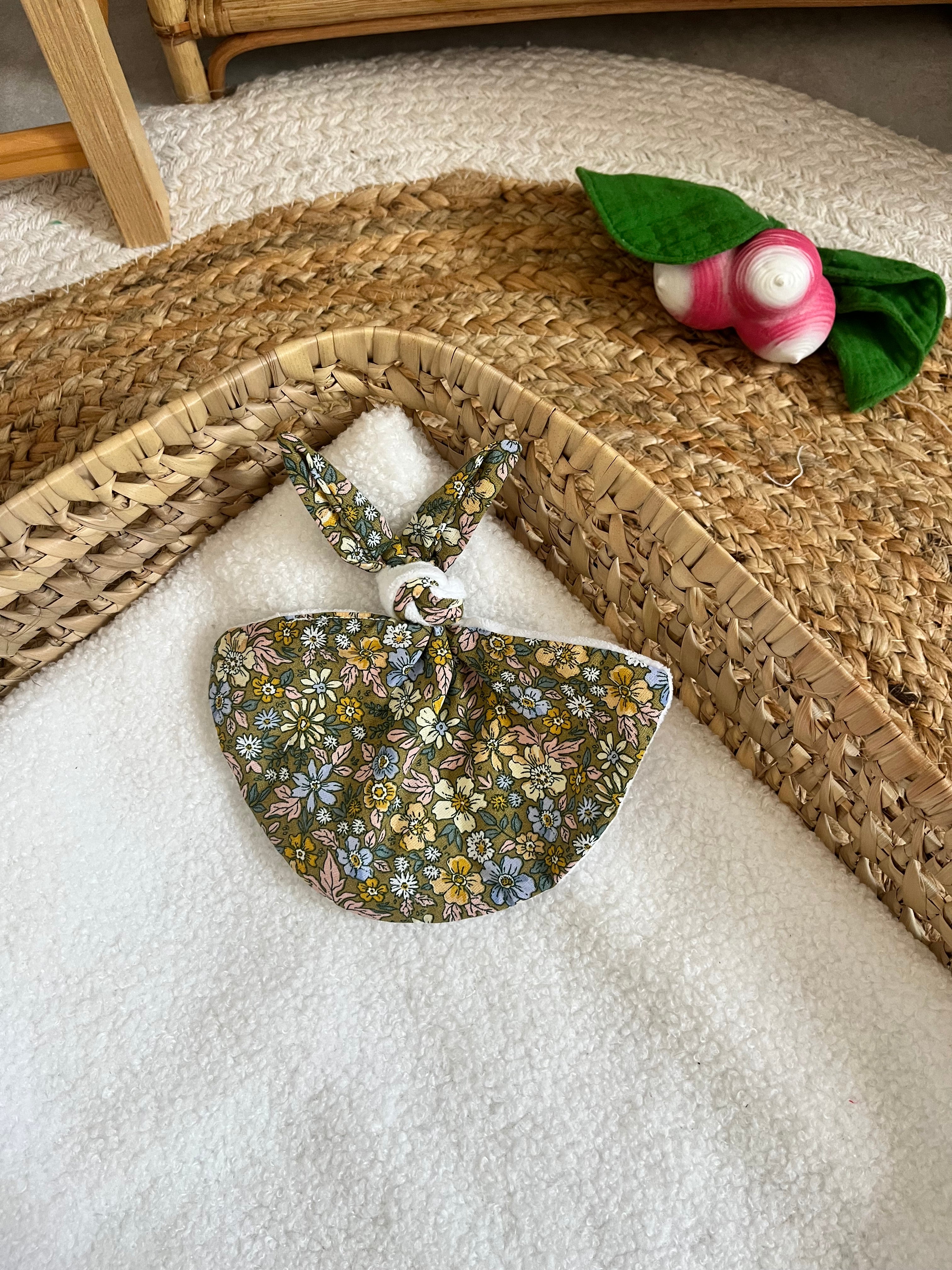 Doudou vert fleuri