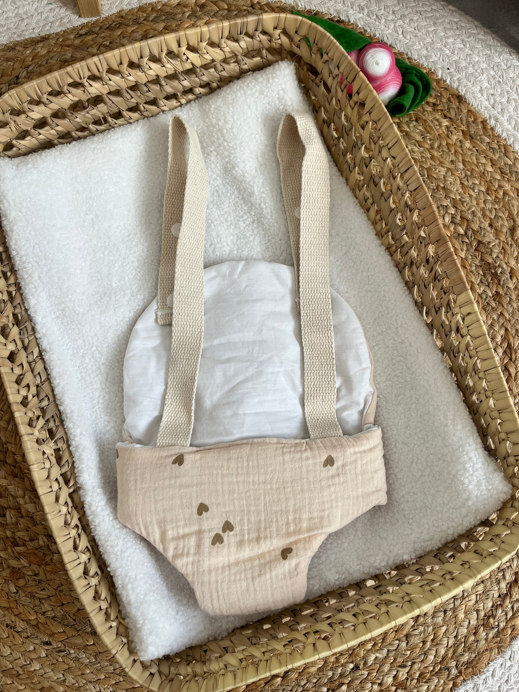 Porte bébé /poupée beige cœur
