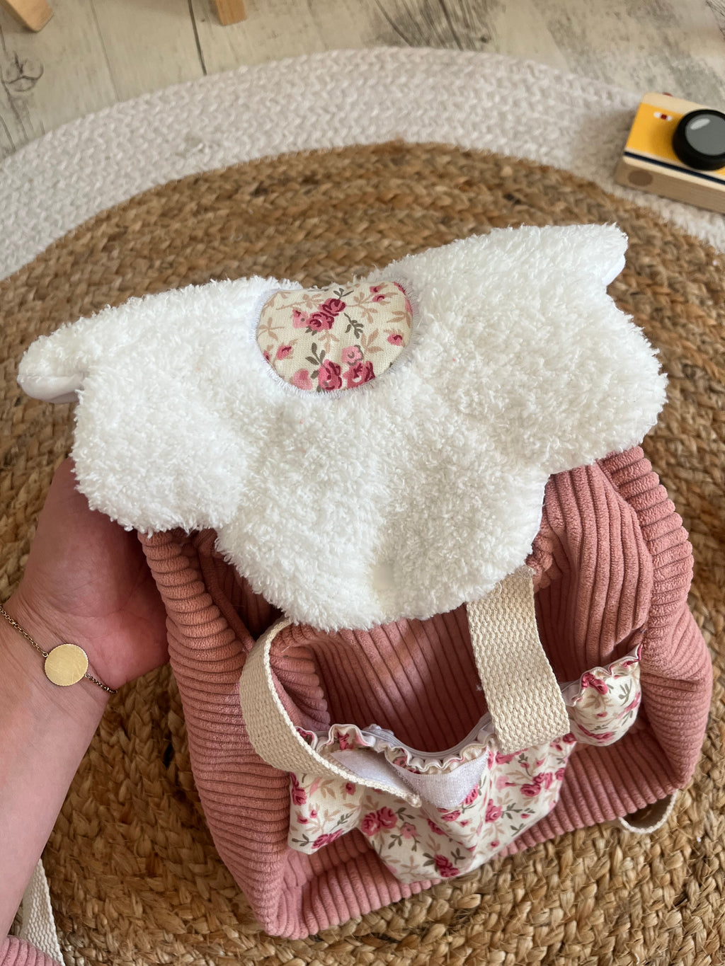 Sac à dos / porte  poupée fleurie