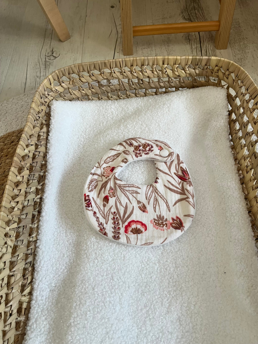 Bavoir poupée beige