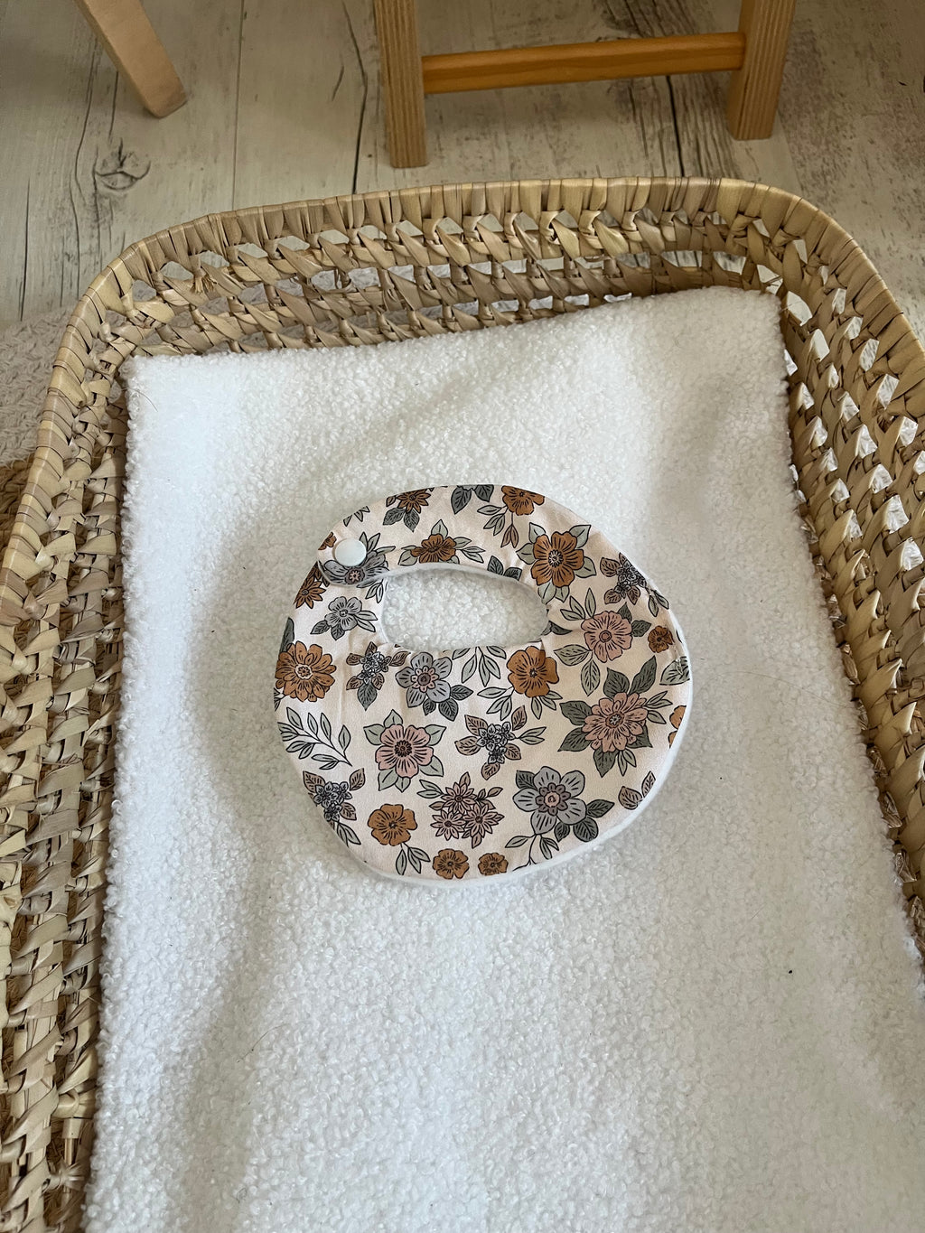 Bavoir poupée beige fleur