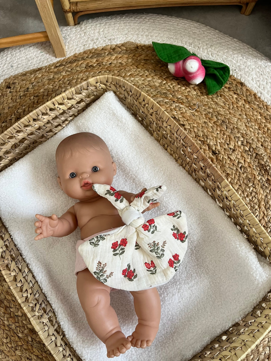 Doudou crème fleur rouge