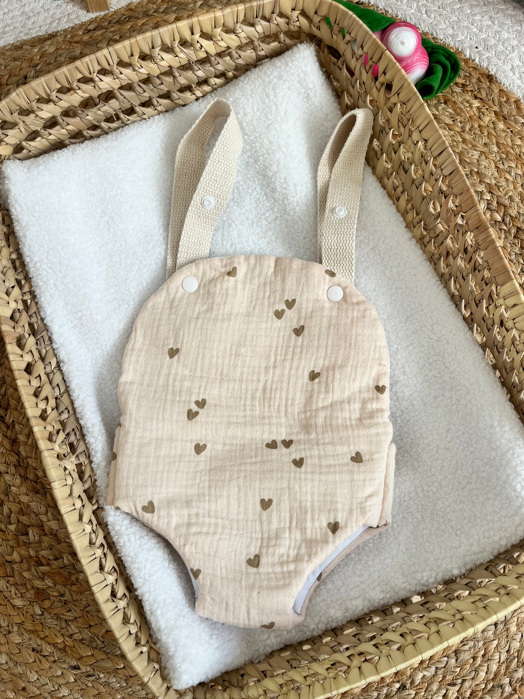 Porte bébé /poupée beige cœur