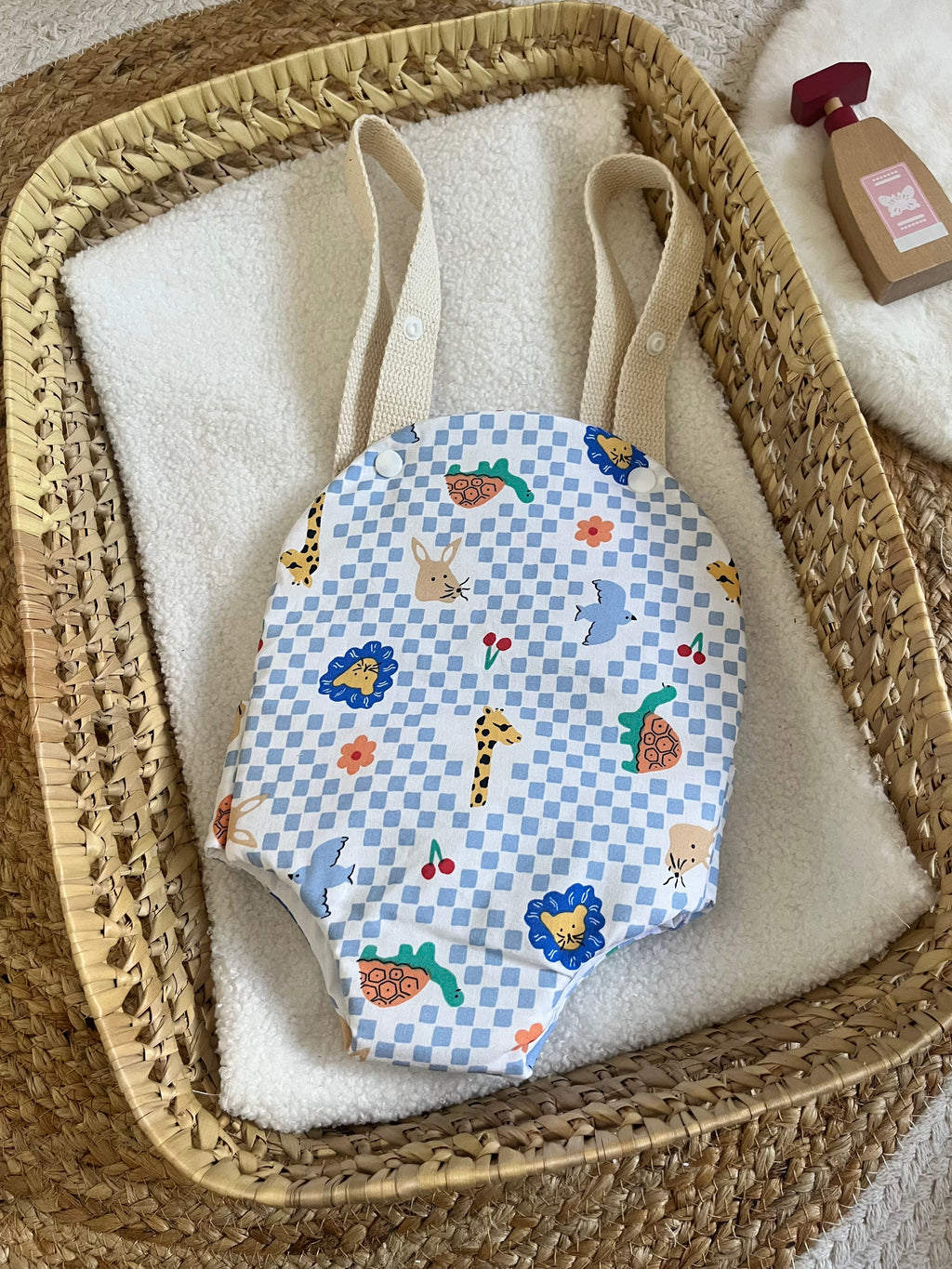 Porte bébé /poupée carreaux