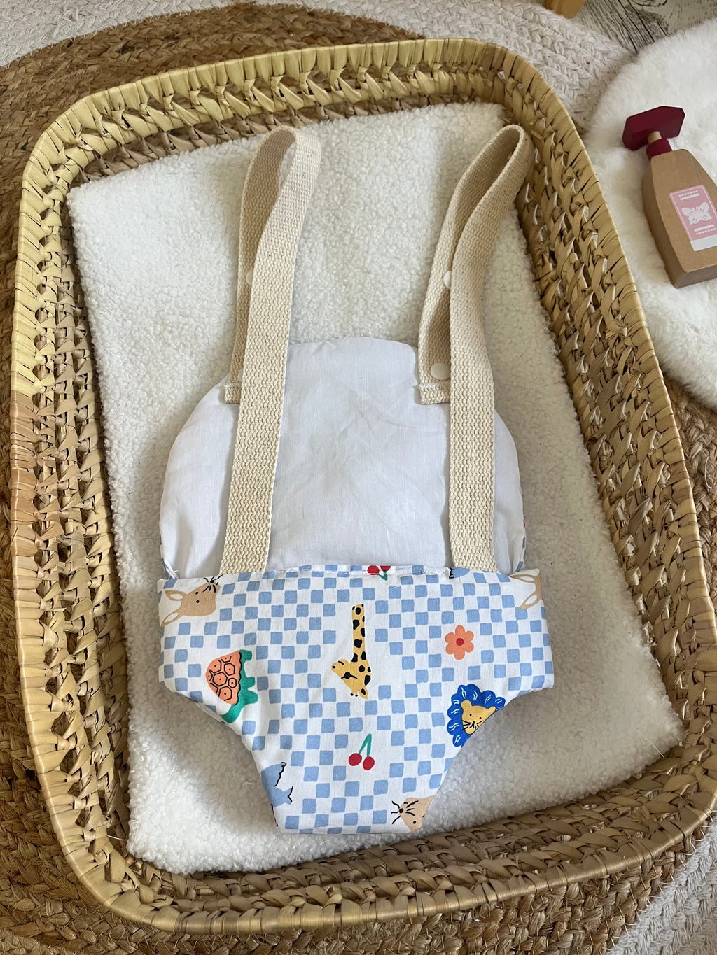 Porte bébé /poupée carreaux