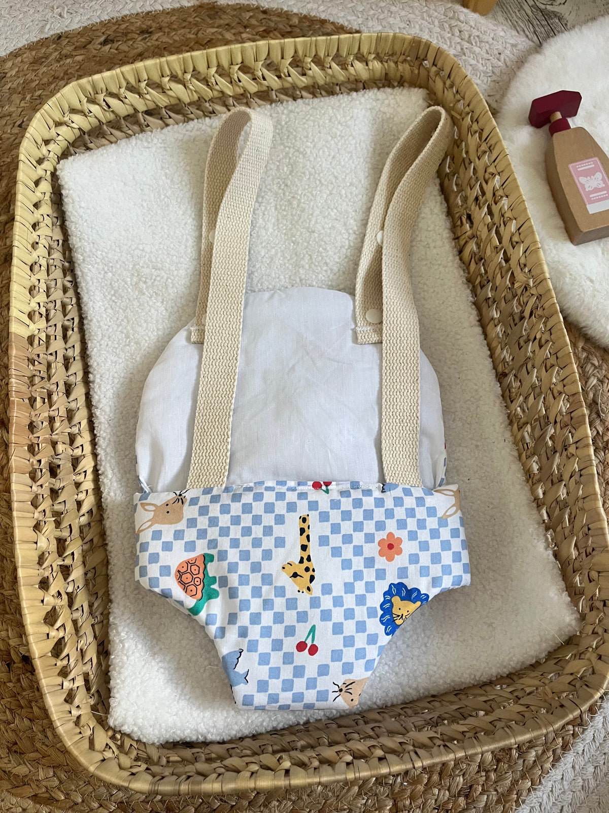 Porte bébé /poupée carreaux